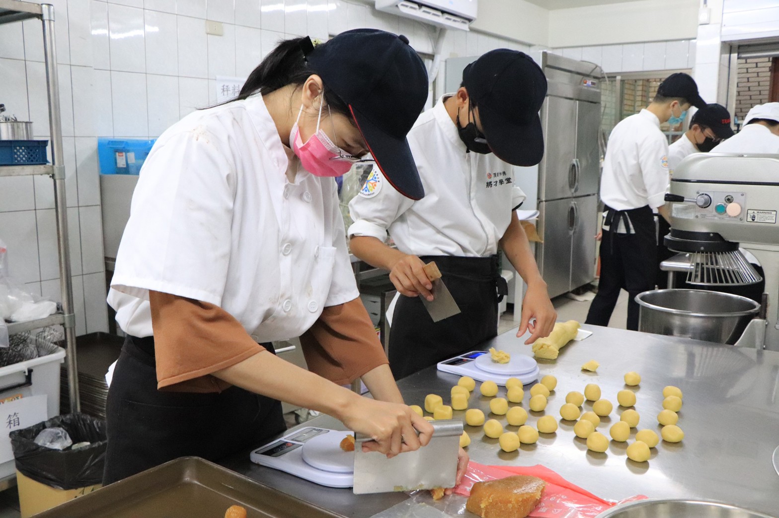 屏東城市福音協會青少年們忙著製作點心。（屏東城市福音協會提供）