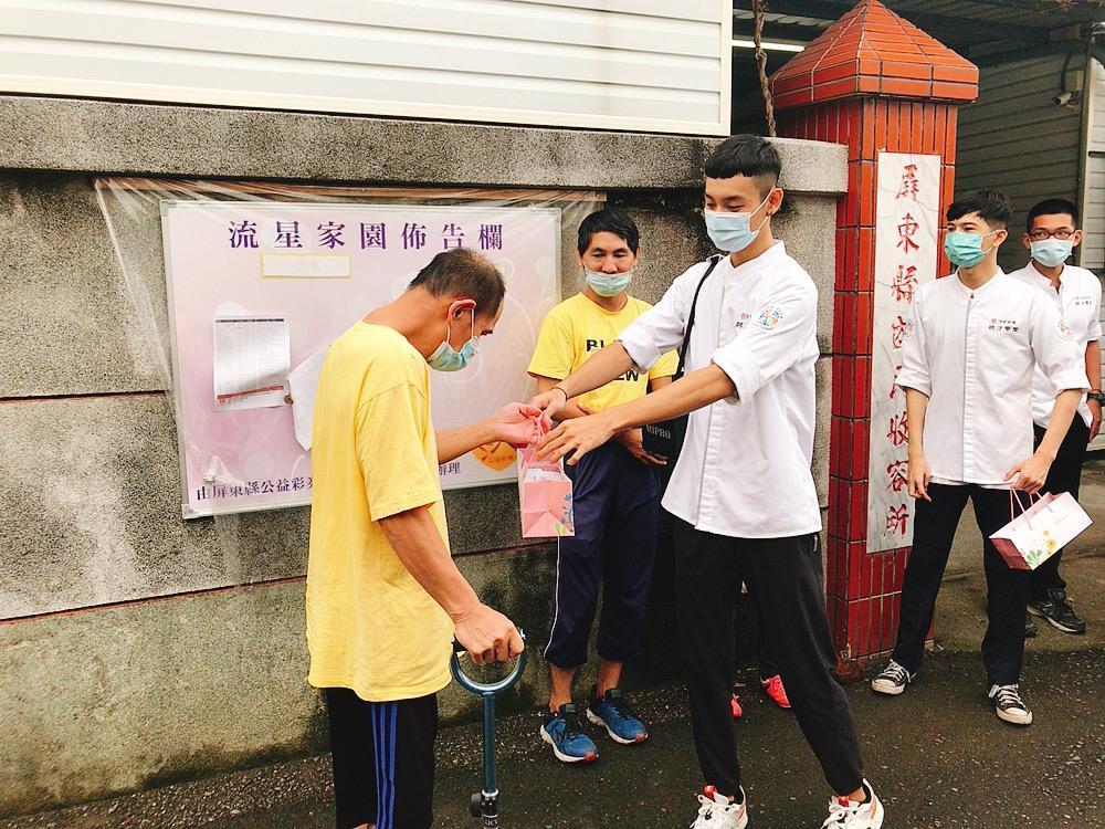屏東城市福音協會青少年,將新鮮製作的點心送給屏東流星家園街友。(屏東城市福音協會提供)