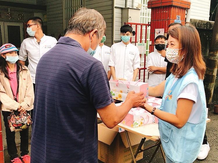 頂新和德文教基金會副執行長蕭巧怡(右邊),跟青少年一起關懷街友。(頂新和德文教基金會提供)