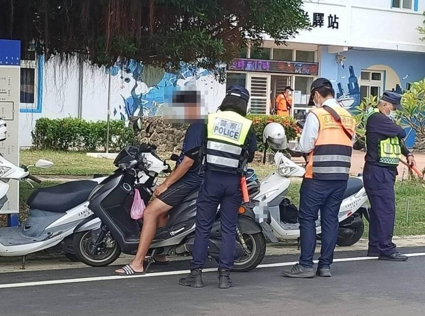 屏東縣東港警分局日前在小琉球針對汽機車違規進行稽查。(翻攝畫面)