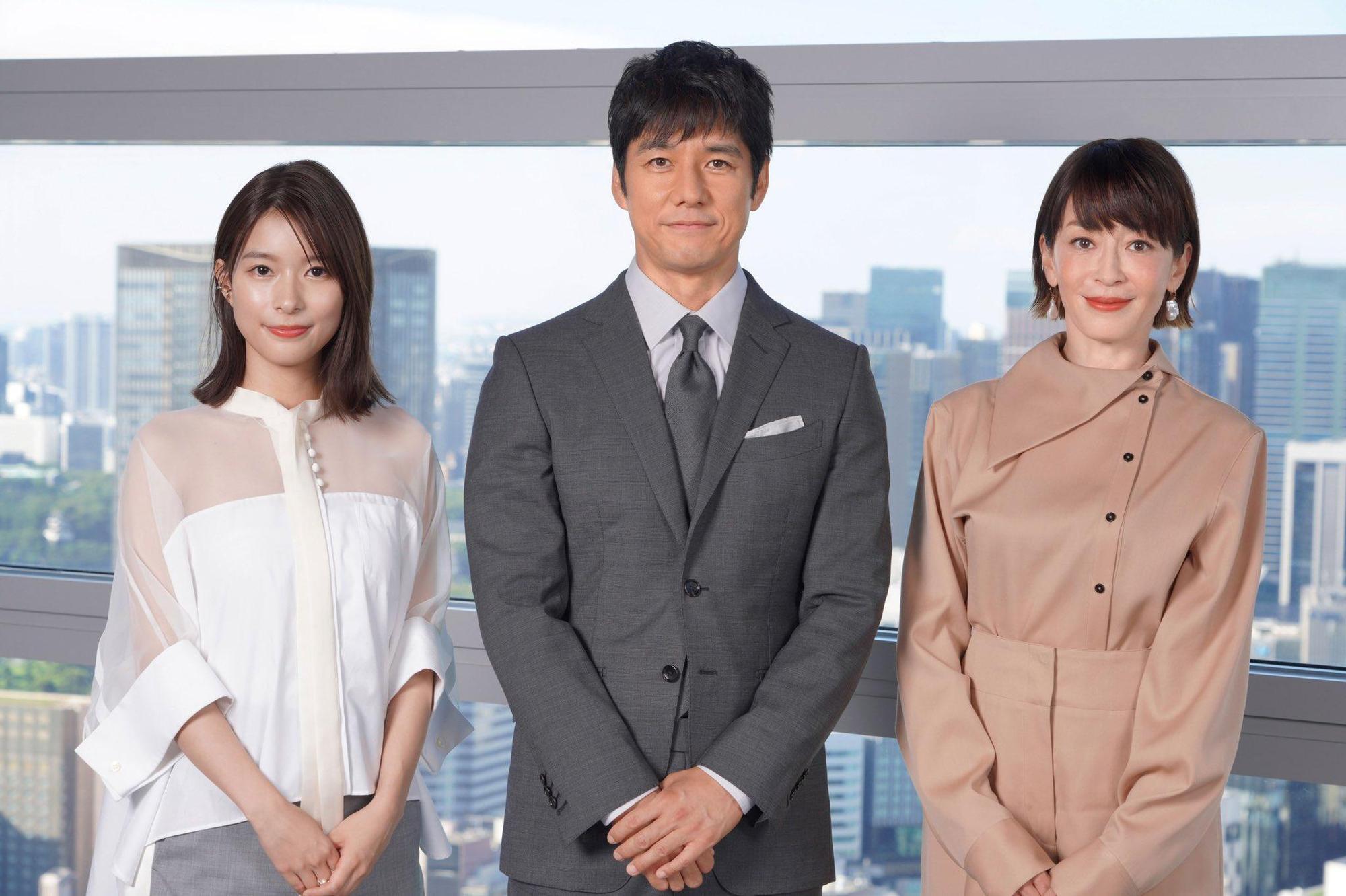 西島秀俊(中)本季新作《真兇標籤》與宮澤理惠(右)和芳根京子合作。(翻攝自《真兇標籤》Twitter)