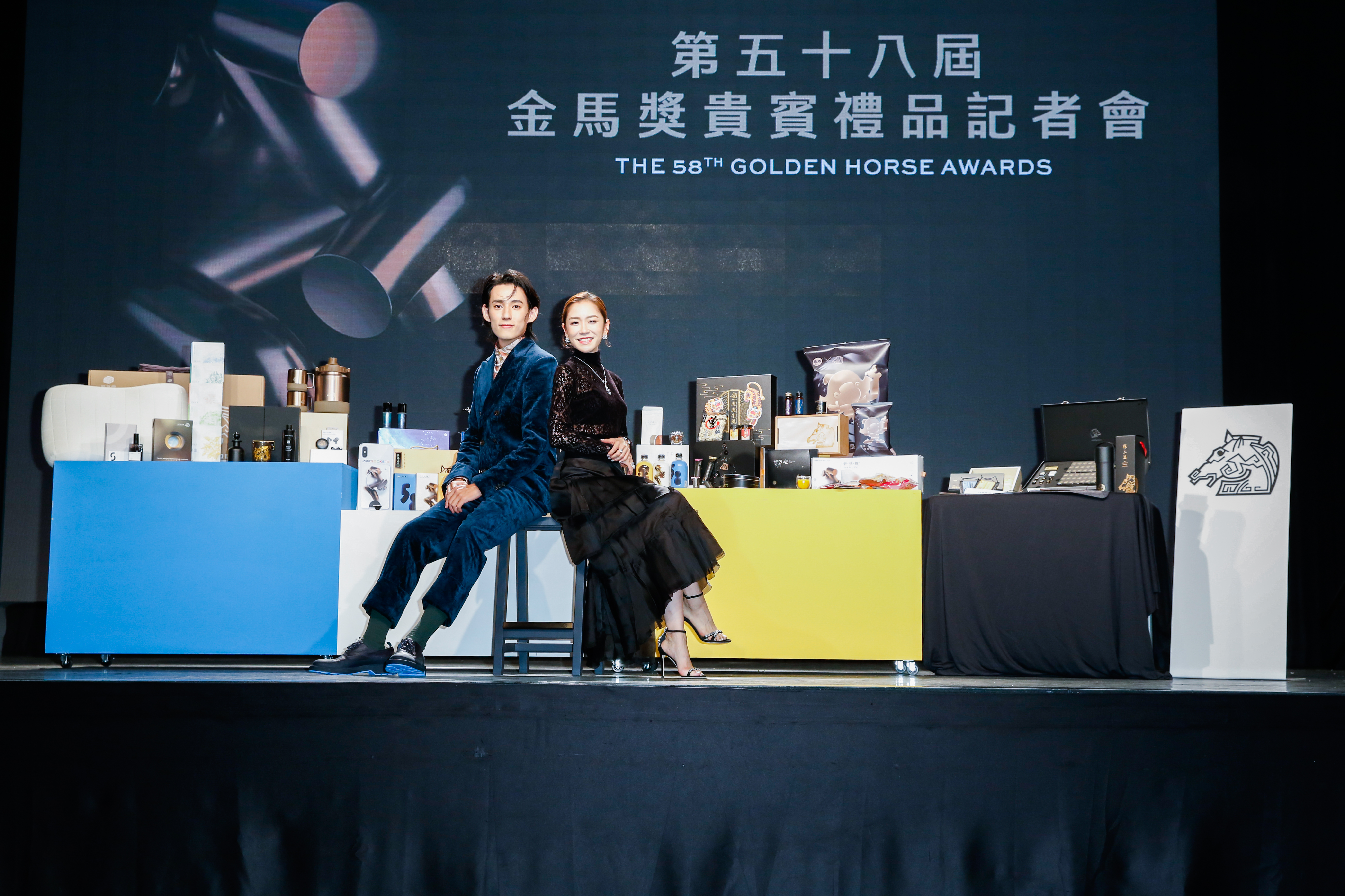 楊千霈與徐鈞浩坐在聯名滑翔吧椅上，兩個人的載重也十分穩固。