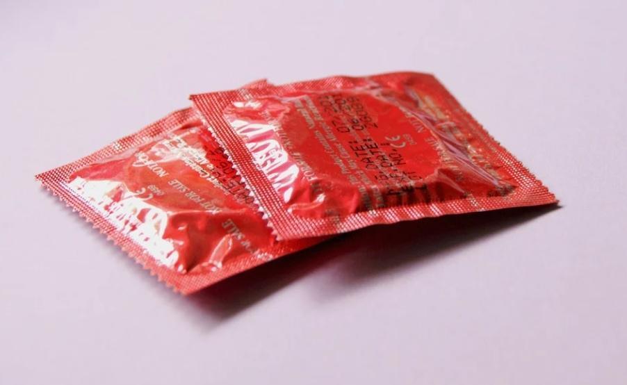 網友把保險套放辦公桌遭女同事控性騷擾,引起網友論戰。(示意圖,翻攝自Pixabay)
