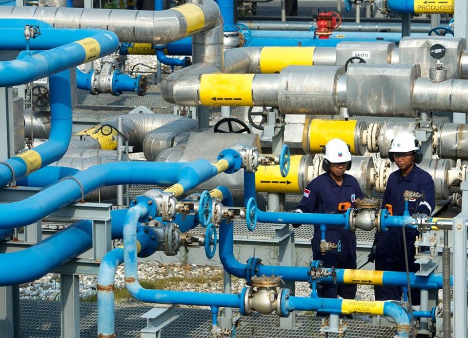 產油國聯盟（OPEC+）維持溫和增產，短期油價漲勢明確。（翻攝自Chevron臉書）