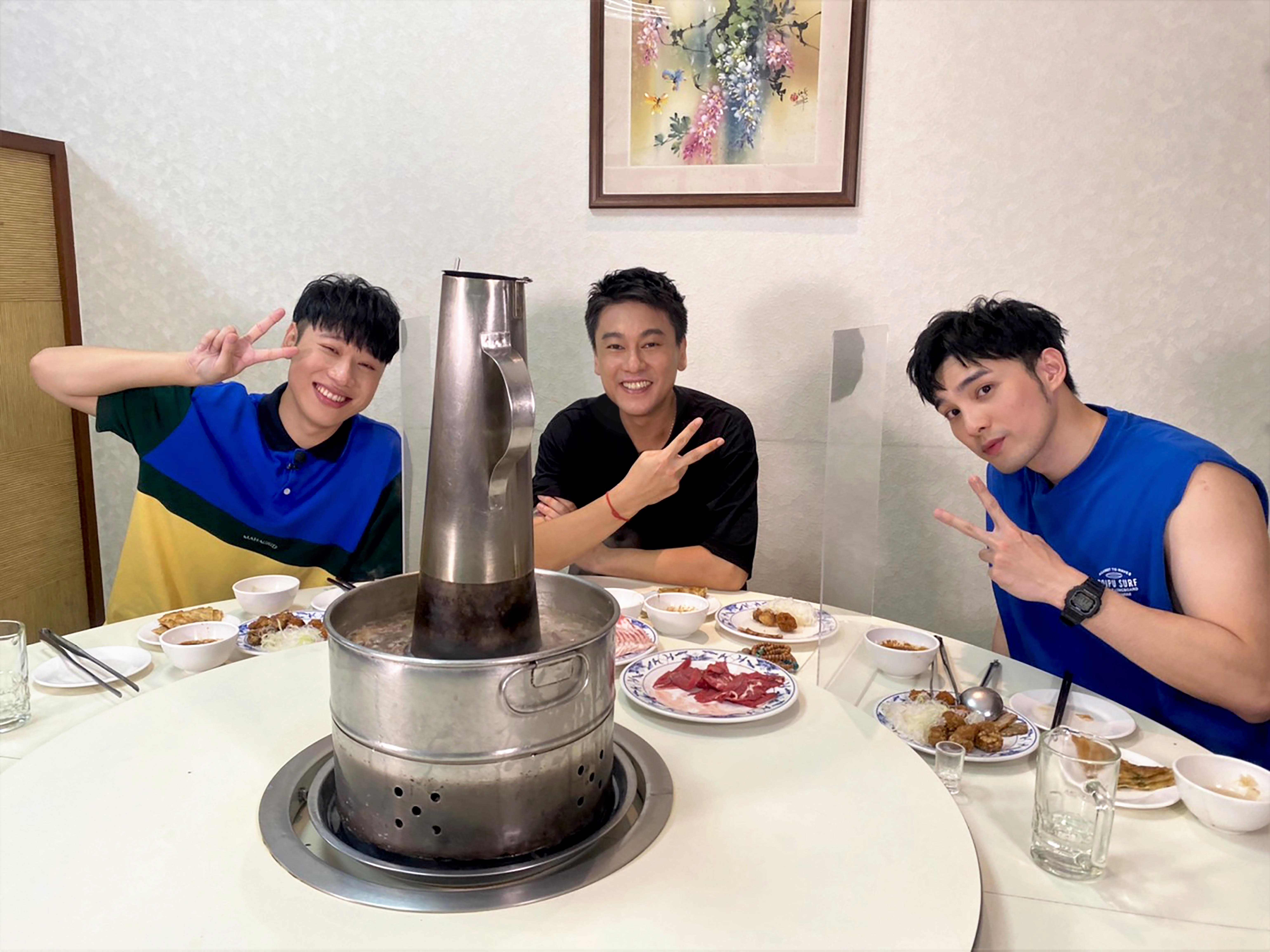 朱孝天帶著小賴及偉晉大嚐自己最愛的酸菜白肉鍋。（TVBS提供）