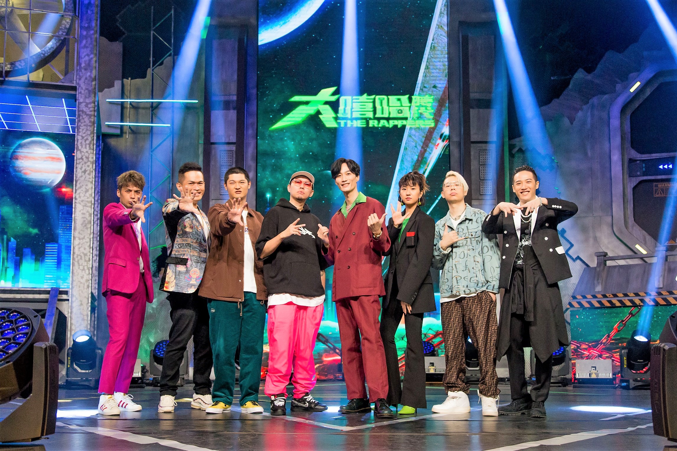 《大嘻哈時代》即將迎來最終回，導師群與主持人李英宏、客座導師蛋堡、9m88，現場DJ宗華相當不捨。（三立提供）