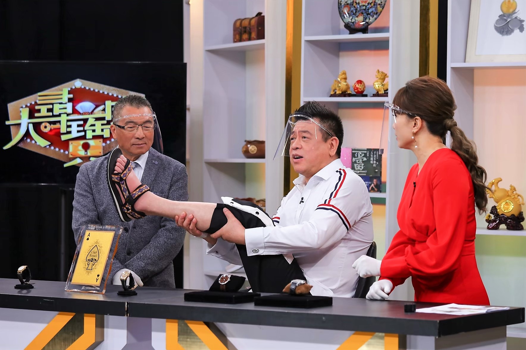 孫德榮因左腳腫脹姍姍來遲， 一出場就先向眾人道歉，還將腳抬起來給眾人看。（JET提供）