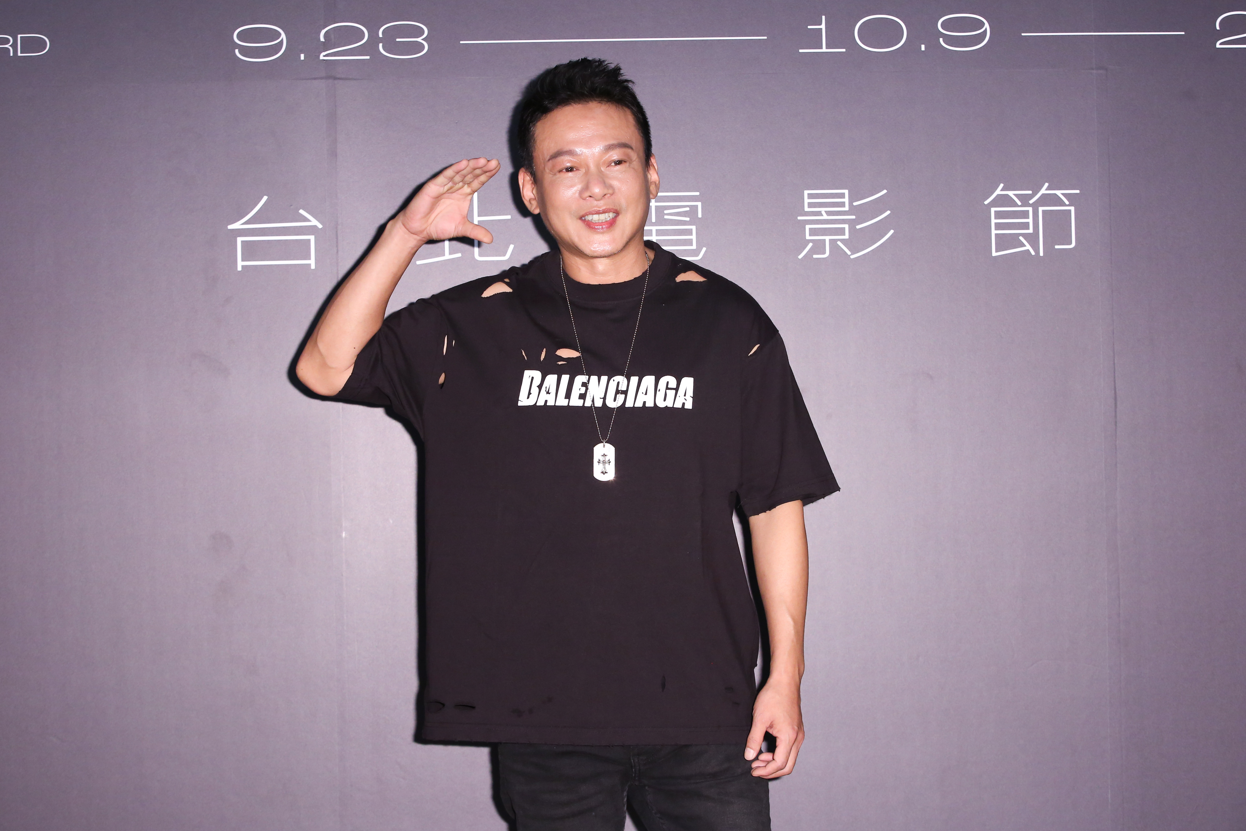 李康生很會冷面搞笑，讓同戲的演員都抓不住他。