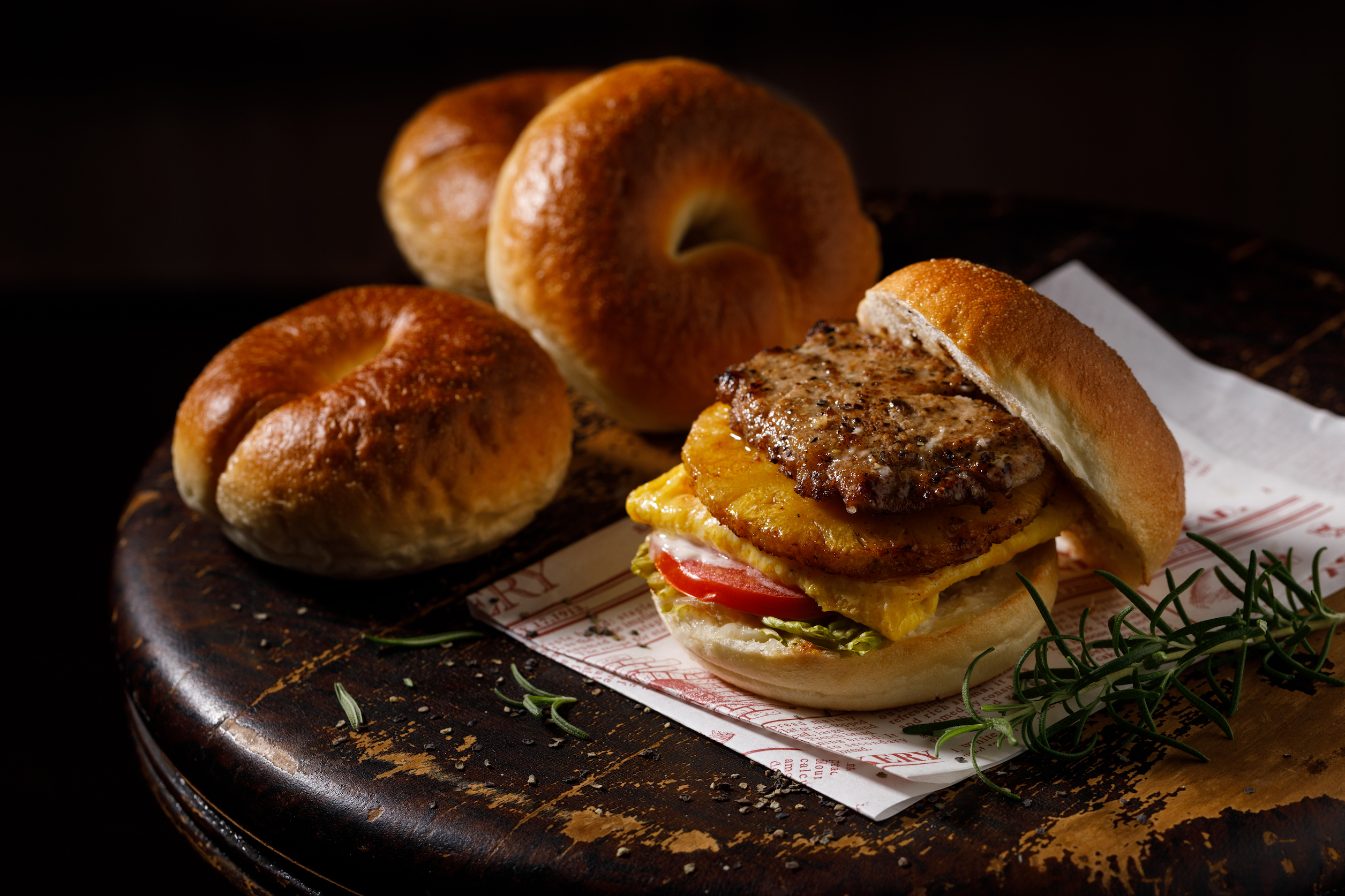 「好肉蛋佐台灣鳳梨貝狗」以煎過的鳳梨片搭配醬味里肌肉排，鹹香中帶酸甜。（150元／份，外帶120元／份）