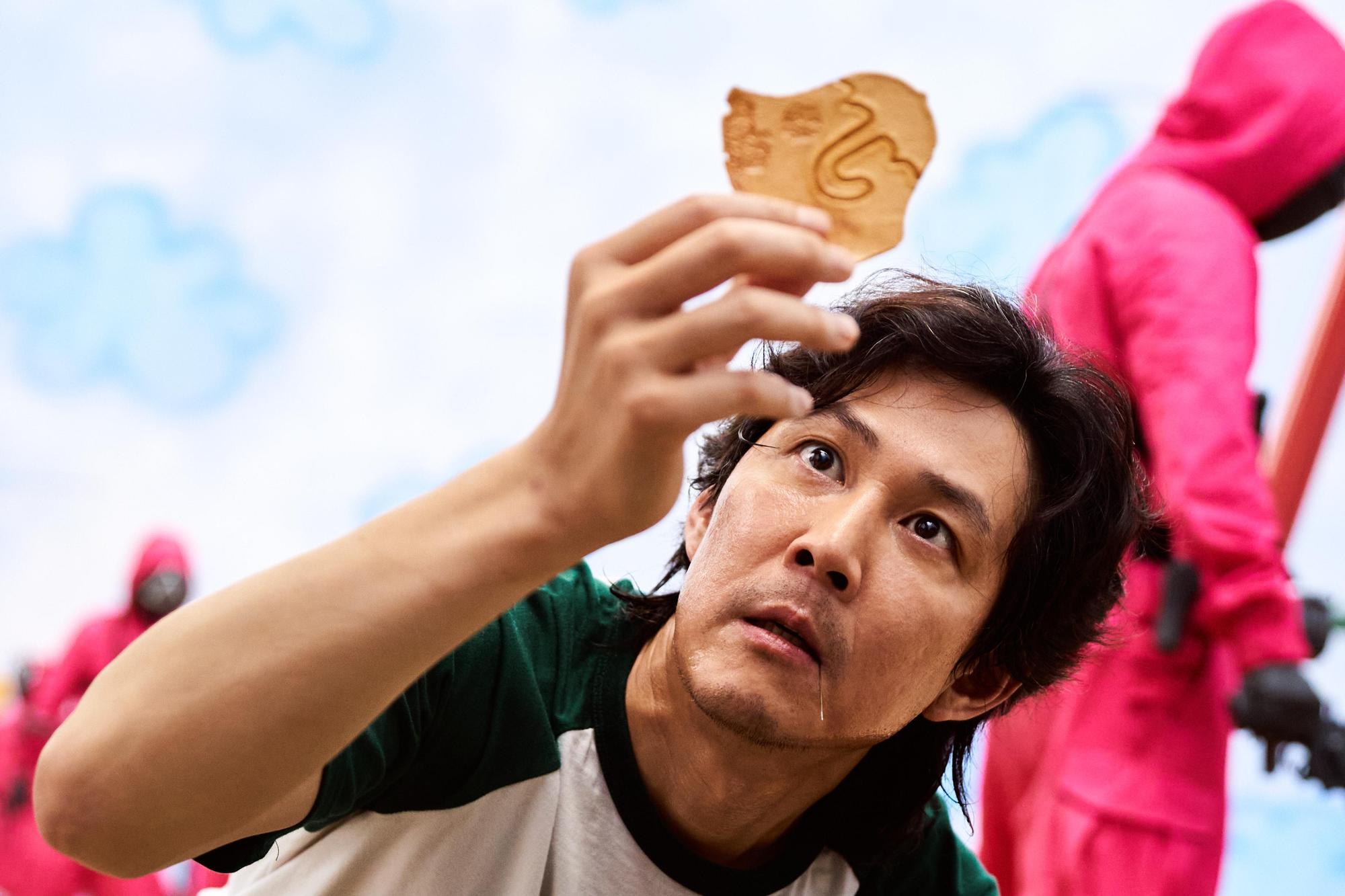 李政宰主演的《魷魚遊戲》中出現的戳椪糖橋段掀起全球椪糖熱。(Netflix提供)