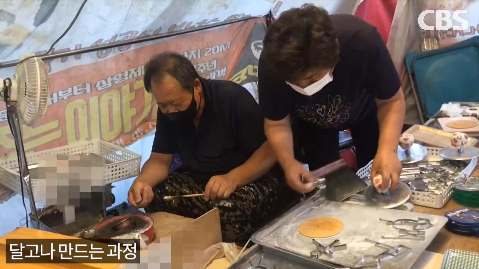 任滄柱夫婦倆默契十足地製作椪糖,就為讓排隊的客人不要等太久。(翻攝自CBS News Show畫面)