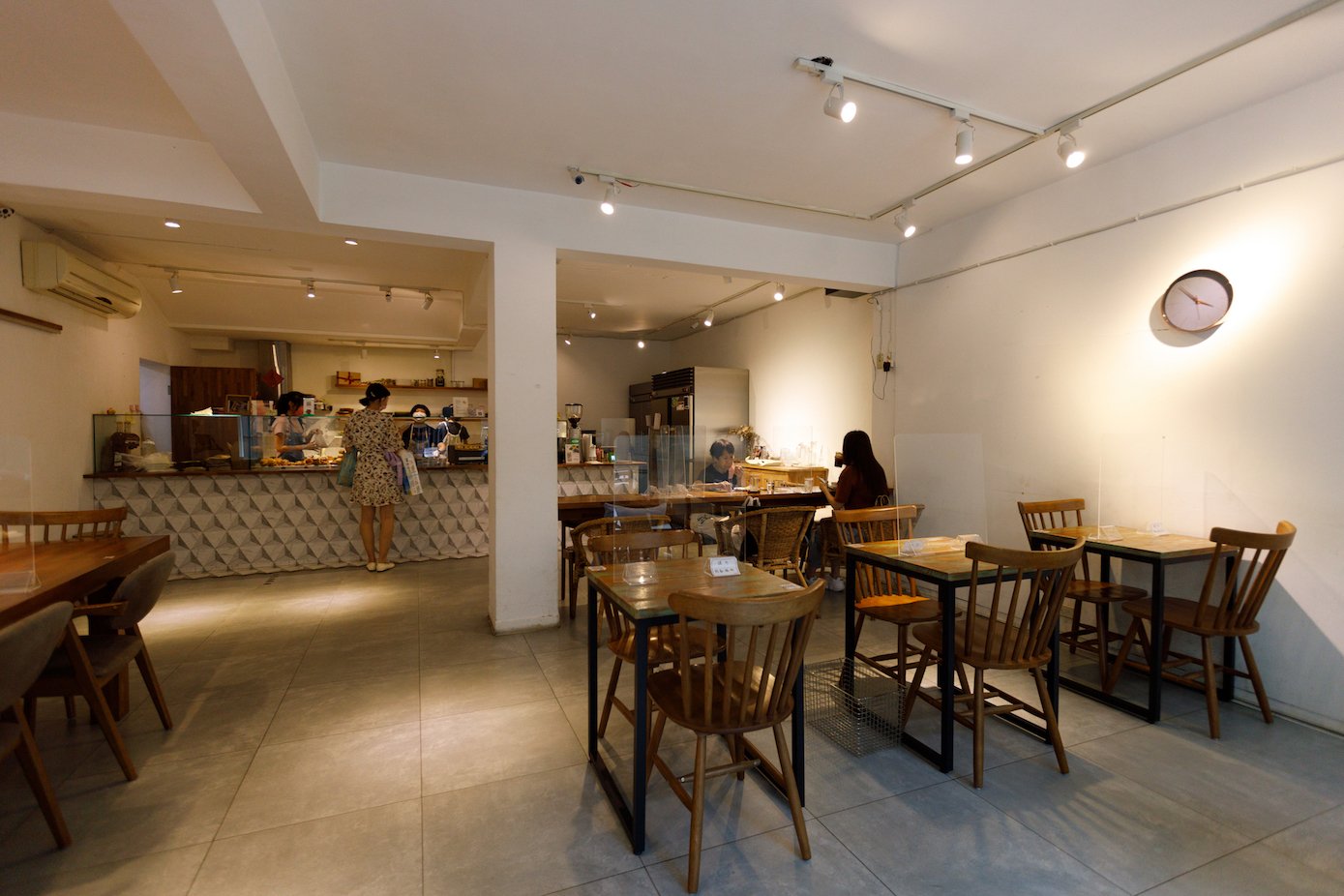 悄悄好食杭州南路店空間較寬廣，適合三五好友相約下午茶。