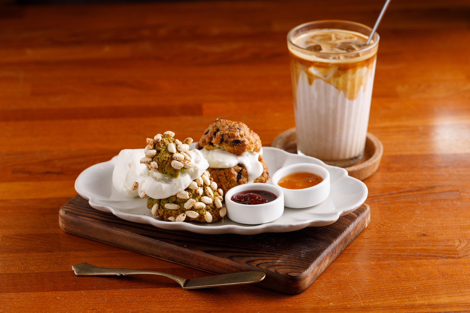 「Double Scone」可任選2種口味司康搭配鮮奶油與2款果醬。（160元／份，司康單價超過65元補差額）；冰咖啡歐蕾（後，150元／杯）。