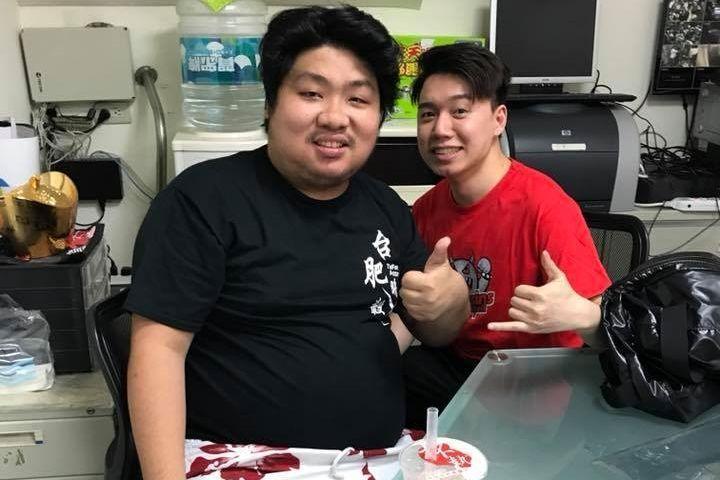 統神張嘉航(左)曾與劉偉健Toyz(右)於2018年合照,之後卻反目。(翻攝亞洲統神-張嘉航臉書)