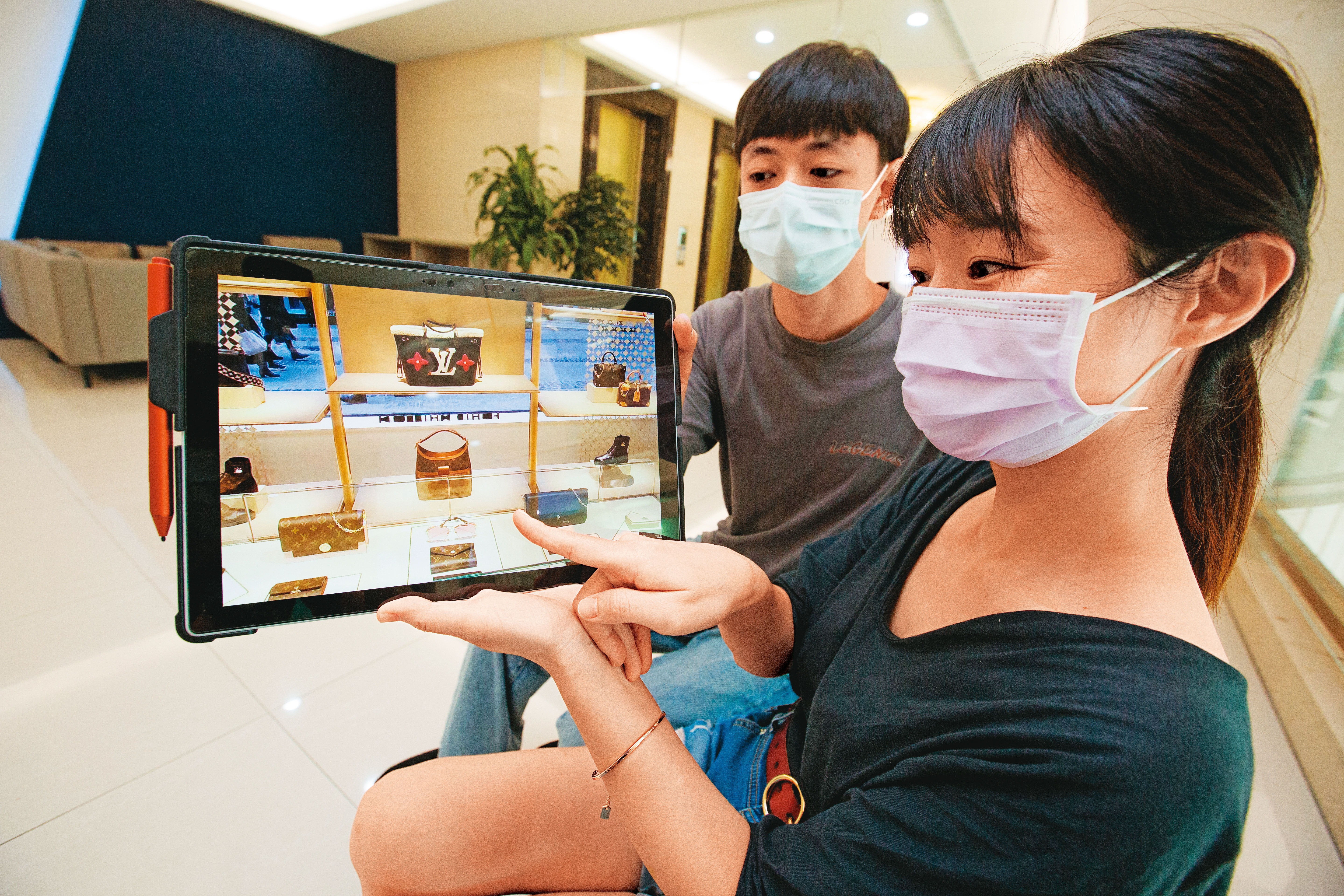 透過iStaging的AR/VR技術，消費者可用手機造訪法國LV總店，如同「瞬間移動」到巴黎血拚。