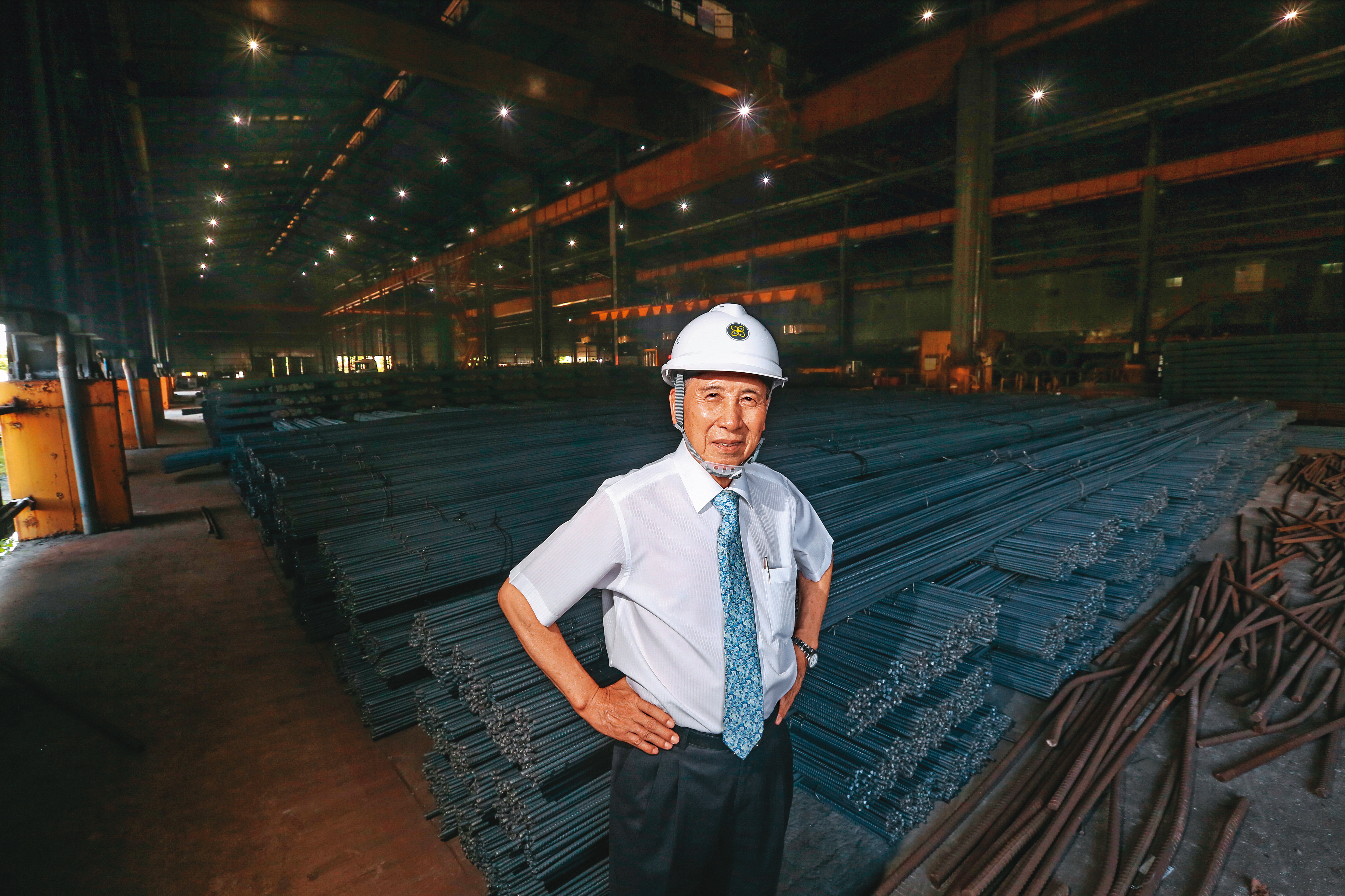 王信豐48年前創立宜聯鋼鐵，善用蘇澳港進口鋼胚，生產建築用竹節鋼筋，受鋼價飛漲帶動，今年年營收與毛利可望創新高，年營收估達40億元。