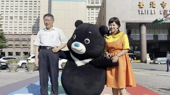 游淑慧扮《魷魚遊戲》鬼娃合體柯文哲，一起拍攝影片宣傳熊好券。（翻攝自游淑慧臉書）