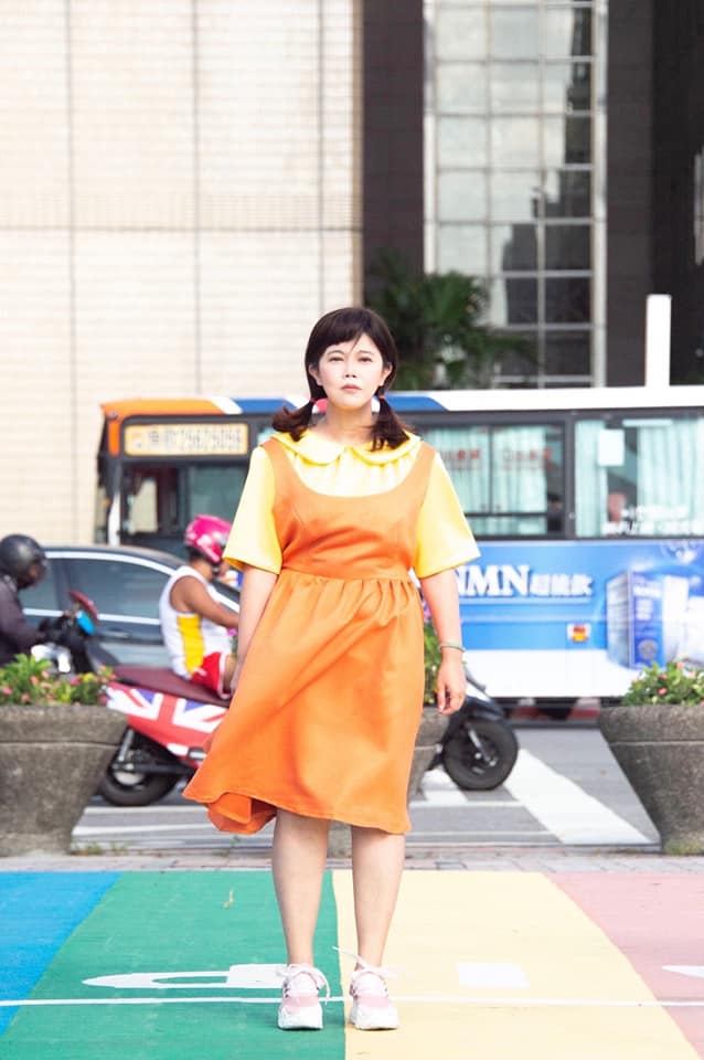 游淑慧表示,要克服奇裝異服站在路旁,迎接路人好奇的眼光,可說是「恥度破表」。(翻攝自游淑慧臉書)