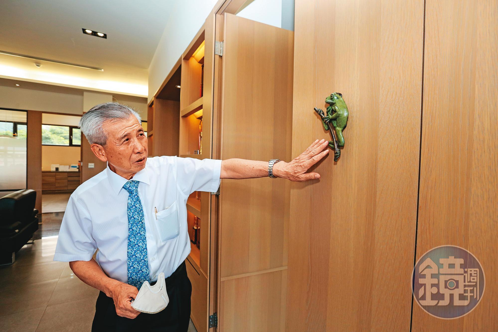 王信豐襁褓時雙腿愛踢愛蹬，被取小名「水蛙」，他的辦公室內外處處可見青蛙裝飾、擺設，流露赤子之心。
