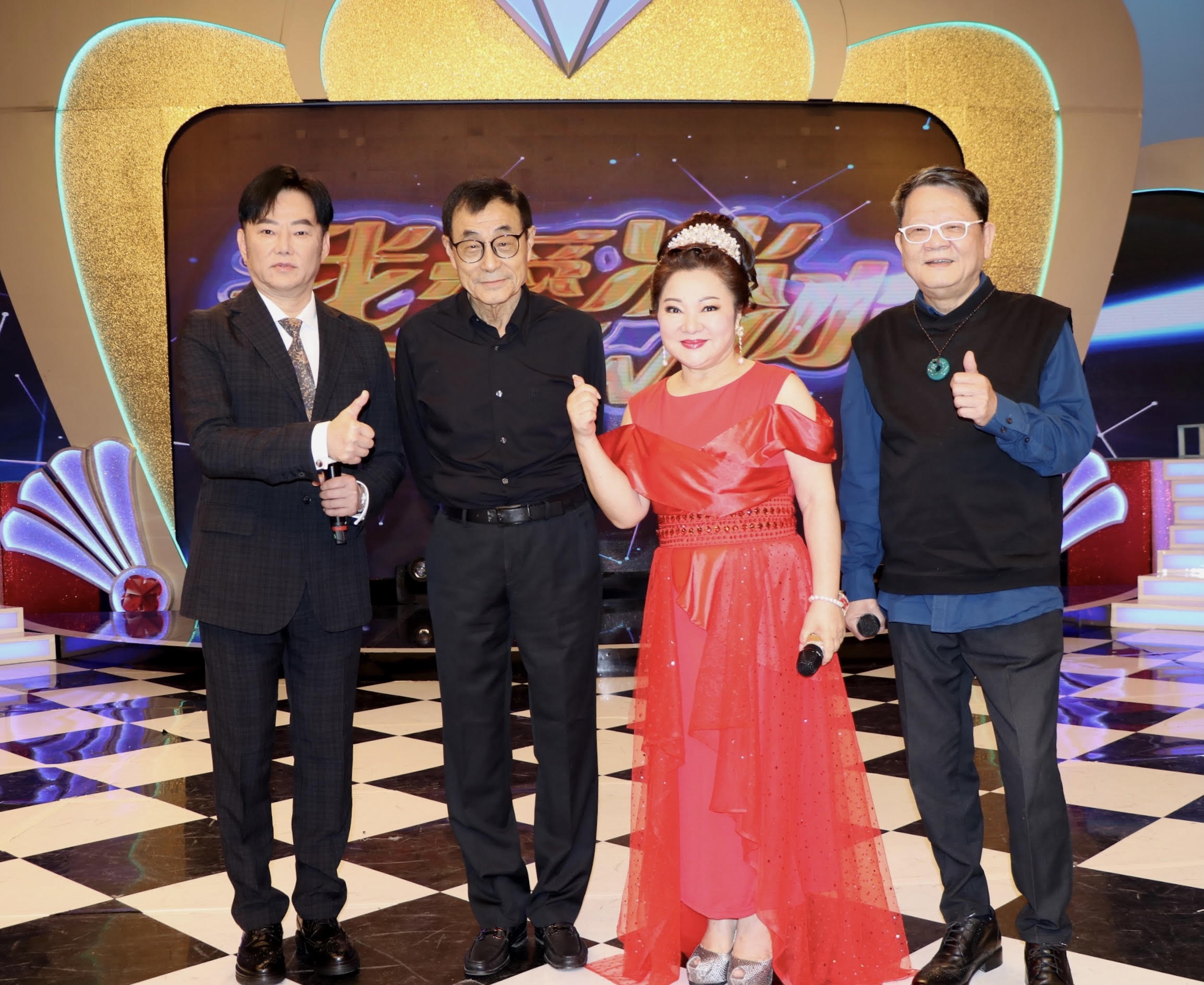 劉家昌上白冰冰、陽帆主持的《我愛冰冰Show》一展歌藝。（中視）