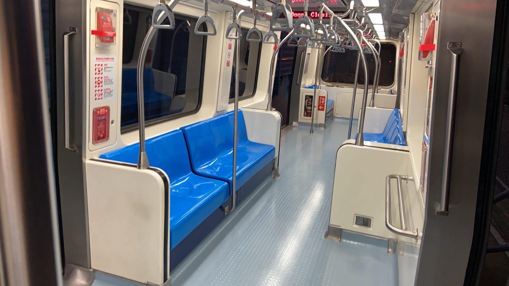 文湖線370型電聯車內部空間改裝，容客數增加20人。（北捷提供）