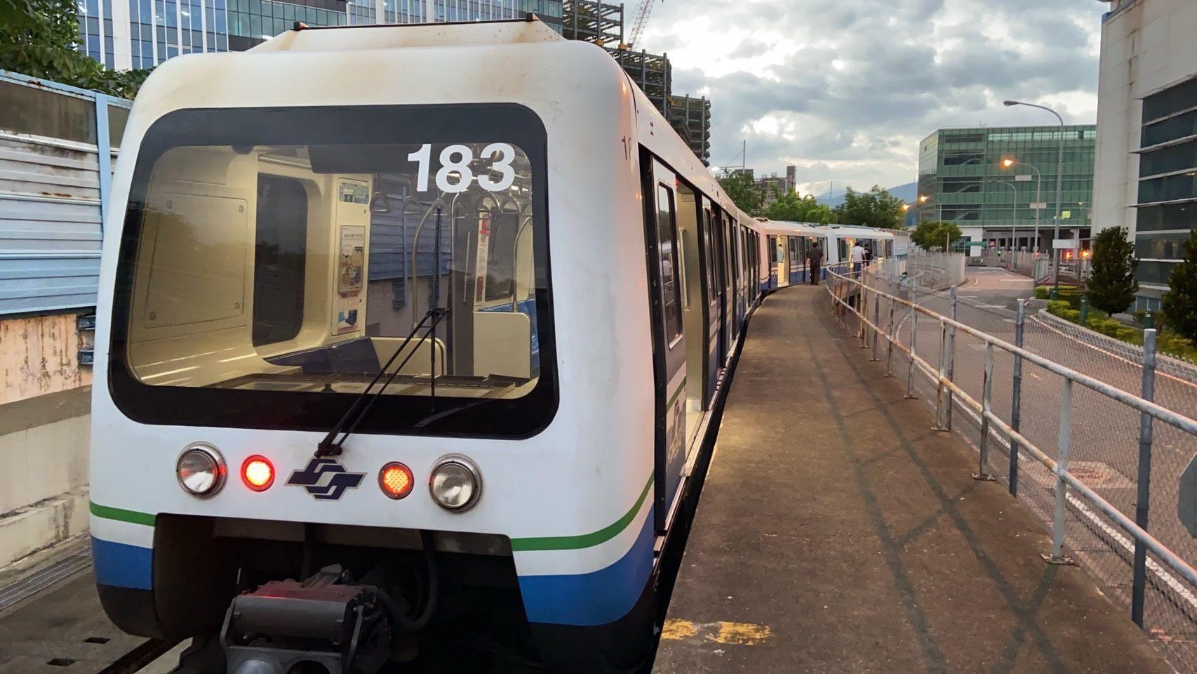 文湖線370型電聯車調整座椅弧度曲線，改善座椅面包覆性及腿部支撐性，以提升旅客乘坐舒適度。（北捷提供）