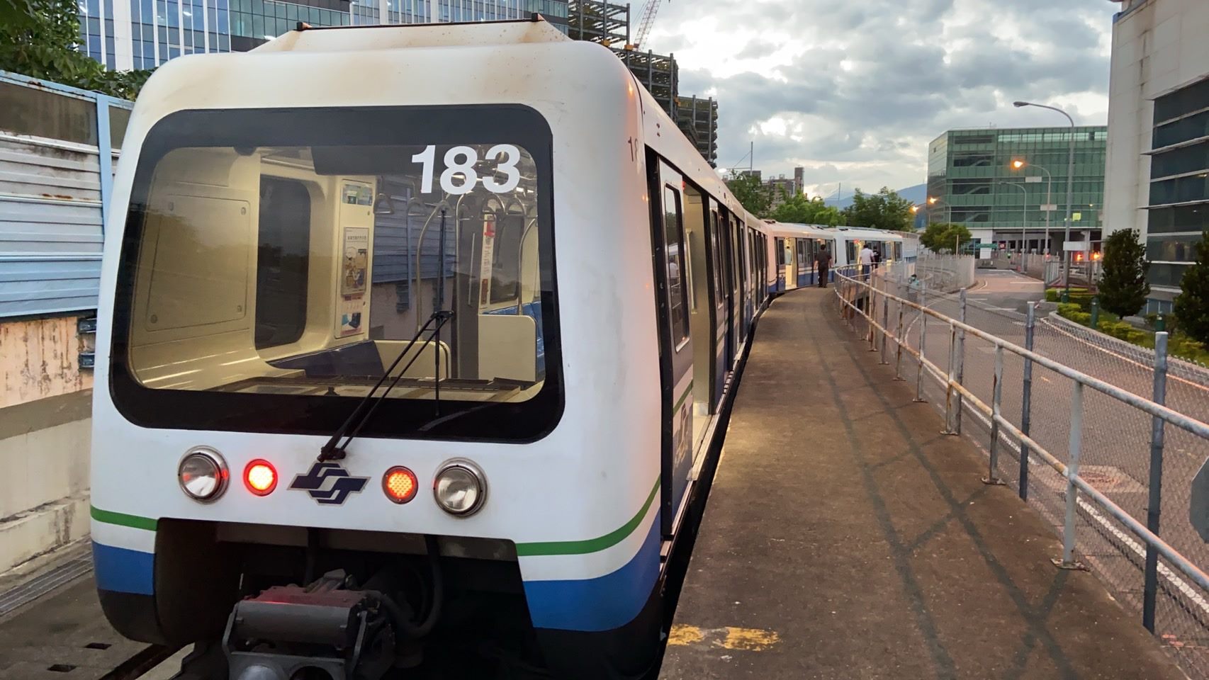 文湖線370型電聯車調整座椅弧度曲線,改善座椅面包覆性及腿部支撐性,以提升旅客乘坐舒適度。(北捷提供)