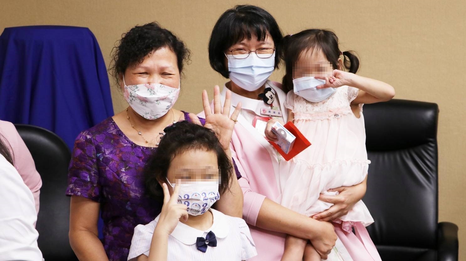 1歲男童安安將器官捐贈給2名女童，沒想到還有網友酸言酸語，安安父親也發聲回應。圖為2名女童手術後開心合照。（北榮提供）