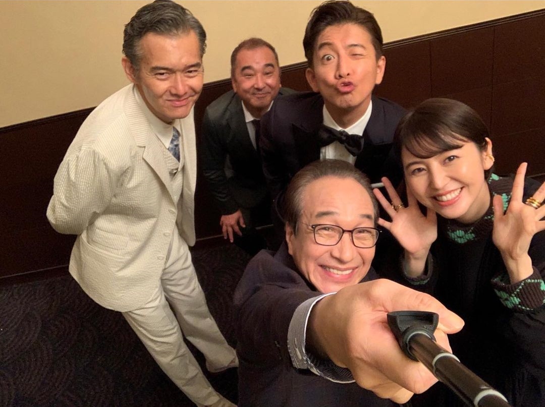 木村拓哉（後排右）在個人IG分享《假面飯店2：假面之夜》演員自拍照，積極為戲宣傳。（翻攝自木村拓哉Instagram）