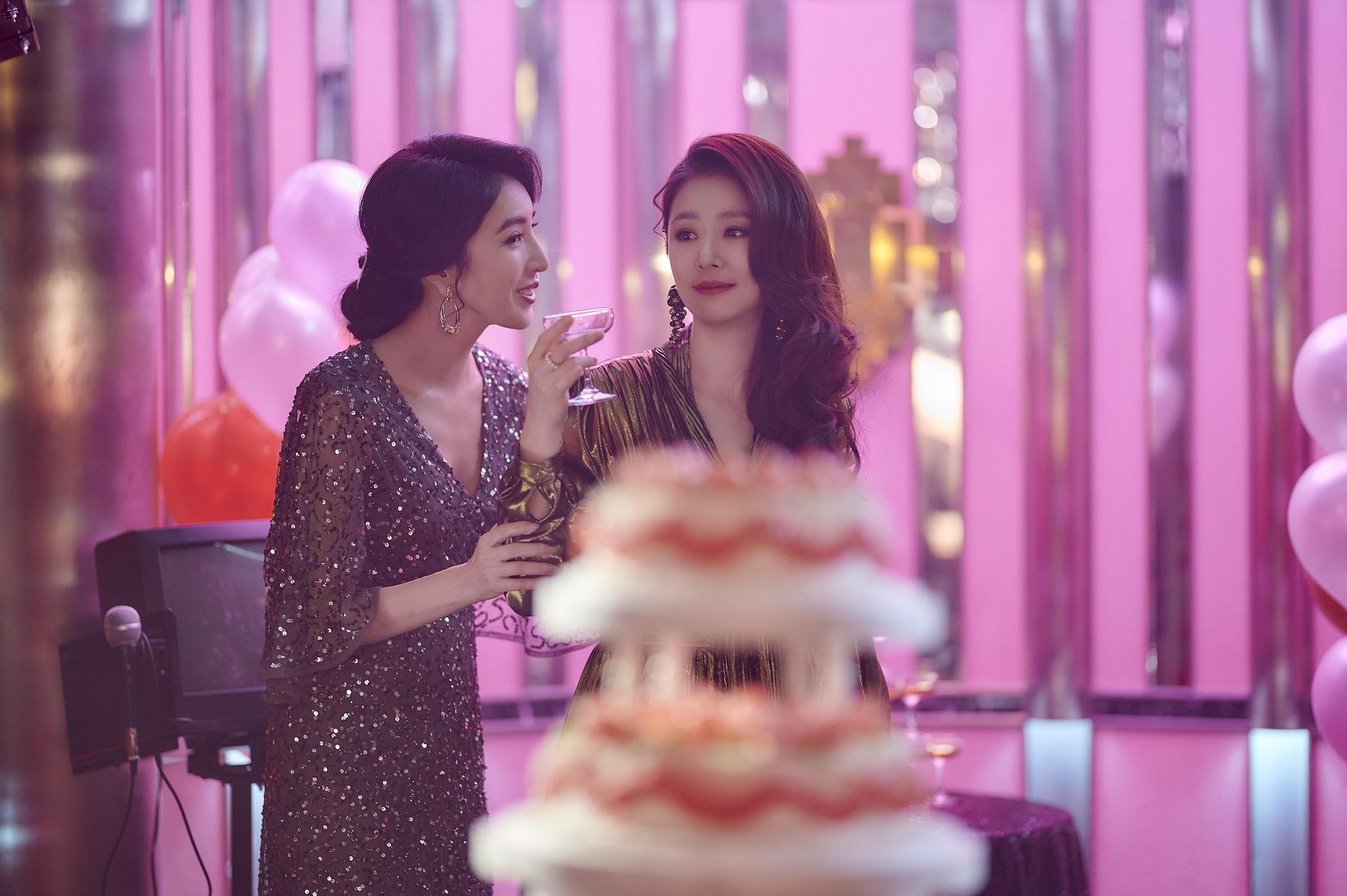林心如與楊謹華在Netflix獨家影集《華燈初上》中飾演酒店媽媽桑。（Netflix提供）