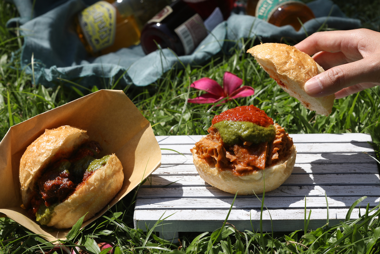 Parko Parco招牌「慢燉牛肚包」（前，130元／份）與「慢燉牛頰包」（後，140元／份）濃郁肉感搭配自製紅醬與綠醬，酸辣生津。