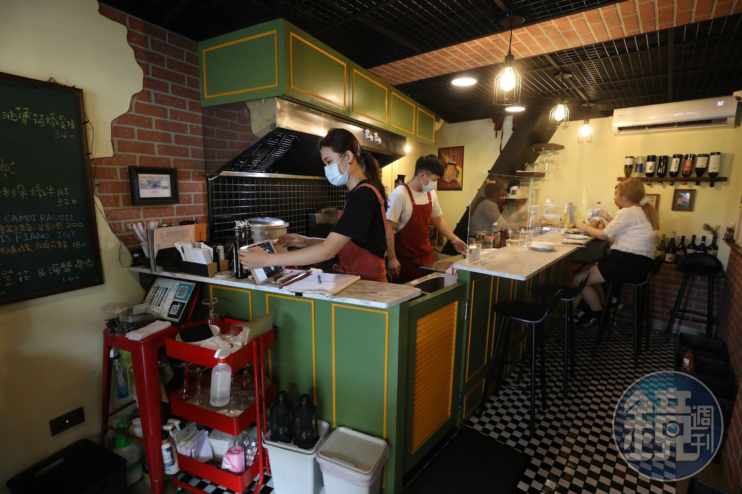 Parko Parco吧台前即為開放式廚房，餐點與餐桌零距離。