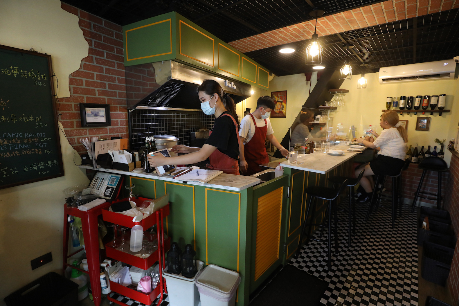 Parko Parco吧台前即為開放式廚房，餐點與餐桌零距離。