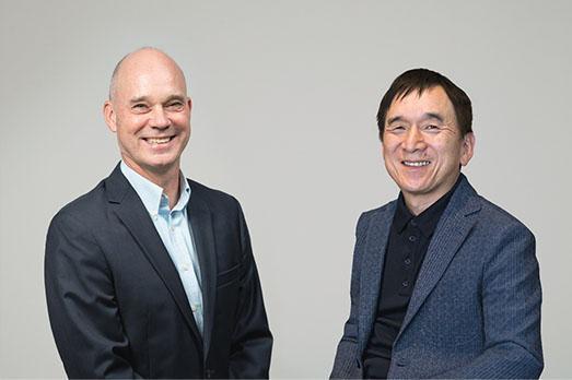 日本環球影城社長兼執行長JL Bonnier(左)與寶可夢公司社長石原恆和(右)。(翻攝日本環球影城官網)