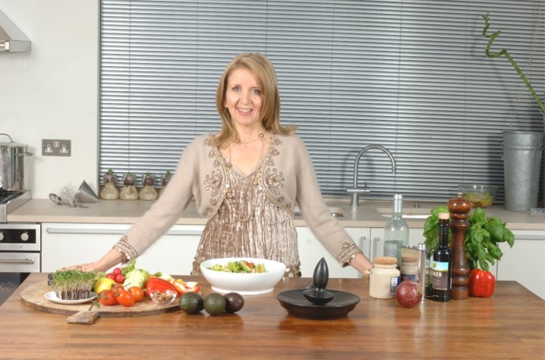 姬蓮安是知名的陰謀論者，長年支持許多沒有醫學根據的飲食療法。（翻攝Gillian McKeith IG）