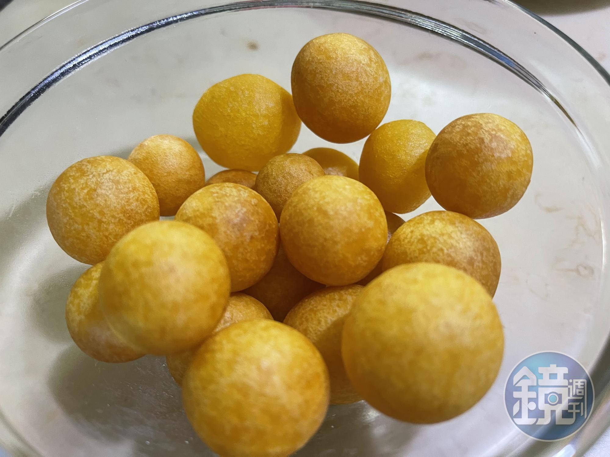 炸得外皮金黃酥脆的地瓜球,是不少人到訪夜市都必點的美食之一。(讀者提供)