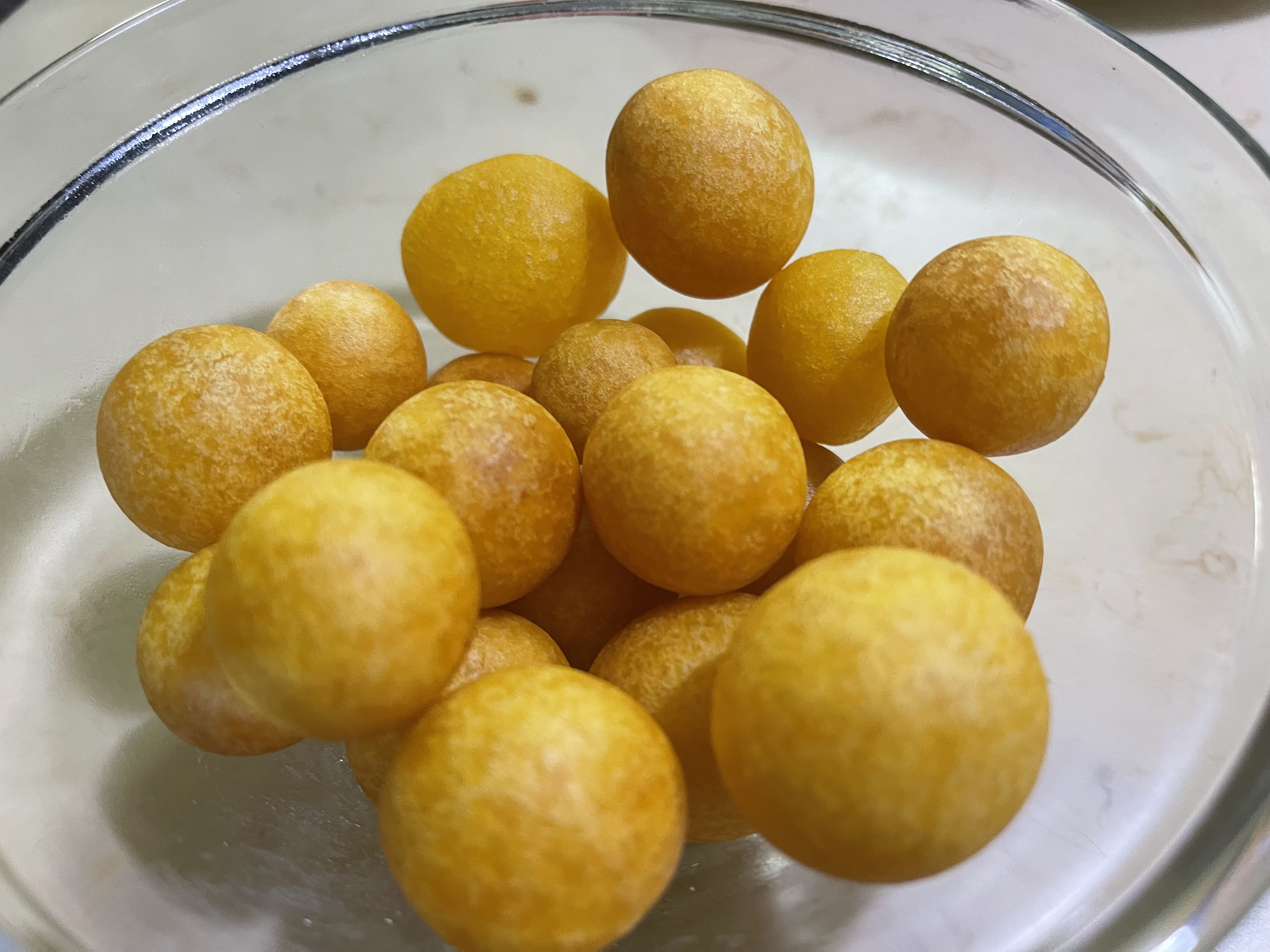 炸得外皮金黃酥脆的地瓜球，是不少人到訪夜市都必點的美食之一。（讀者提供）