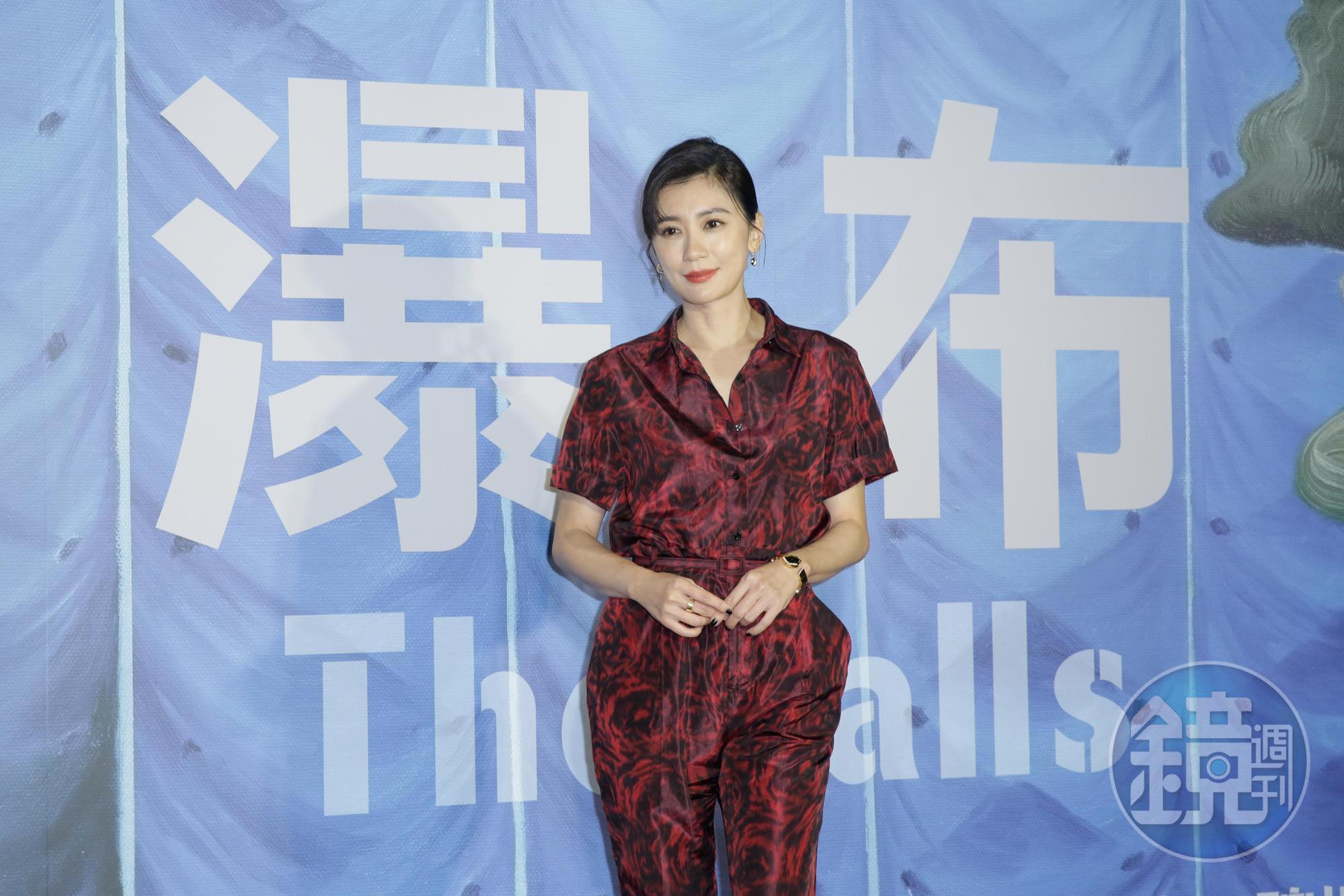 賈靜雯是公認的高顏值女星，但在《瀑布》片中她超過一半的時間都是面容憔悴，自稱要放下包袱來演。