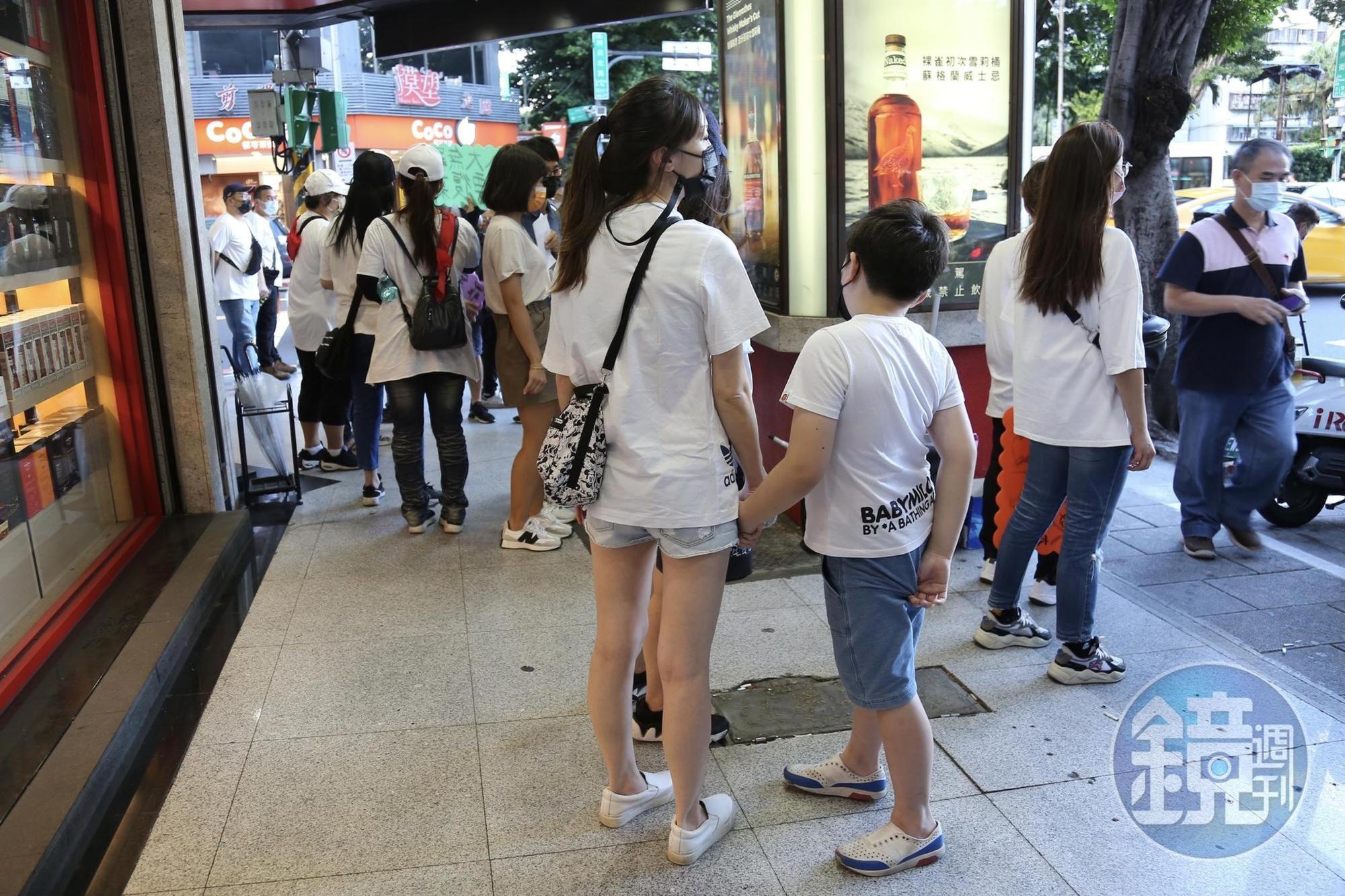 斷炊5個月、復業遙遙無期,有從業人員今帶著孩子一起上街抗議。