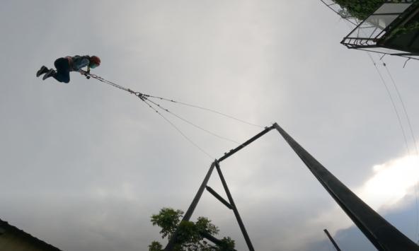 穿戴好自身防護具後,絞機帶動將提升至15米高,由工作人員卸除釋放扣。(十鼓仁糖文創園區提供)