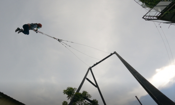 穿戴好自身防護具後，絞機帶動將提升至15米高，由工作人員卸除釋放扣。（十鼓仁糖文創園區提供）
