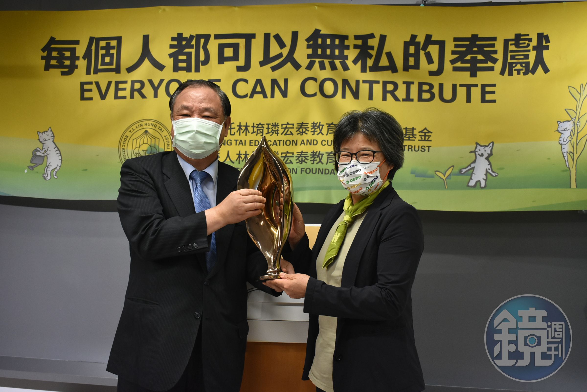 「張老師」基金會葛永光董事長從荒野保護協會劉月梅理事長手中獲頒殊榮。（林堉璘宏泰教育基金會提供）