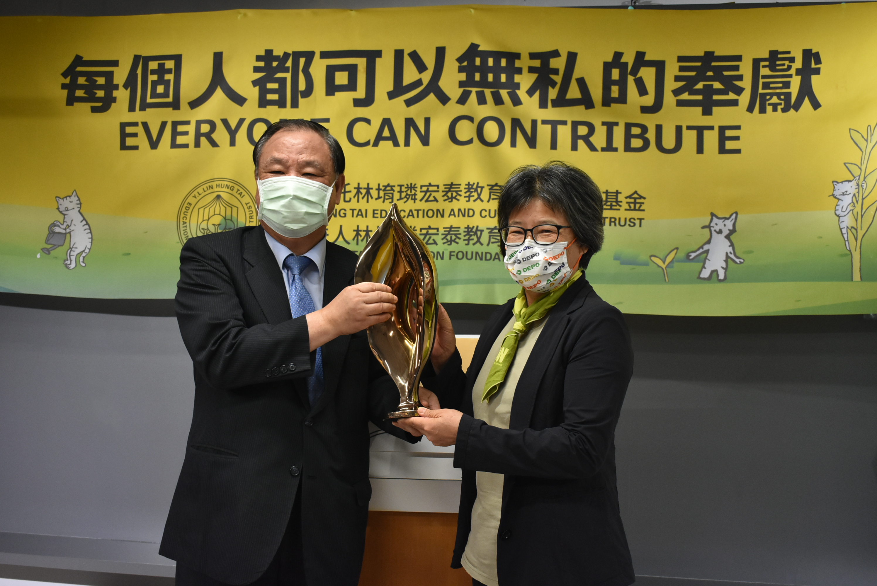 「張老師」基金會葛永光董事長從荒野保護協會劉月梅理事長手中獲頒殊榮。（林堉璘宏泰教育基金會提供）