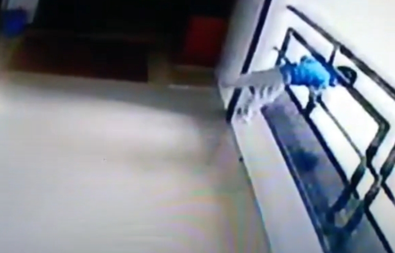 印度2歲童獨自跑出家門至走廊玩耍，爬上欄杆不慎墜樓。（翻攝自Rajkot updates YouTube頻道）