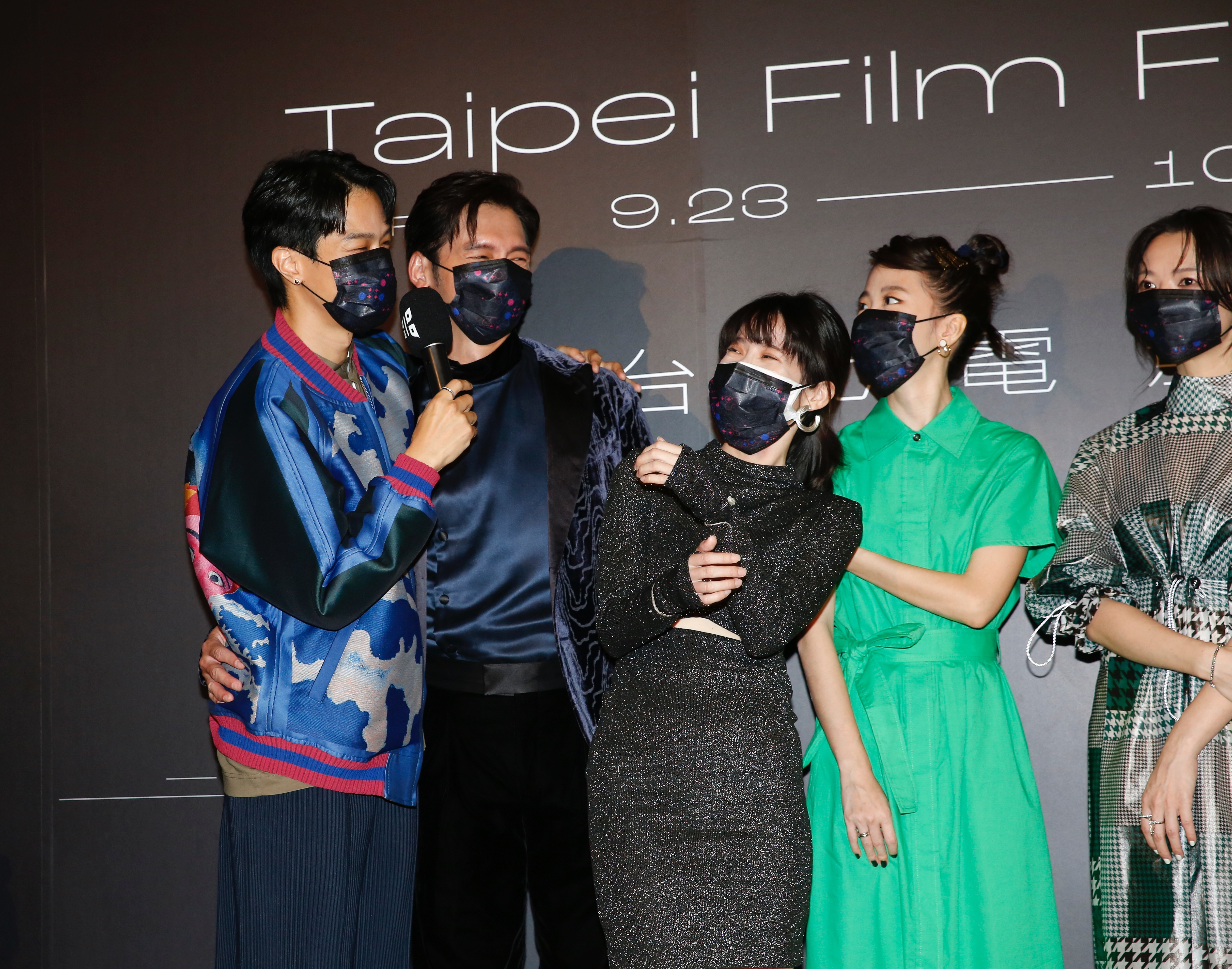 一口氣拿下兩座金鐘獎的薛仕凌（左起），頻頻成為其他演員揶揄的焦點，溫昇豪、連俞涵、許安植、李杏都甘願讓賢。