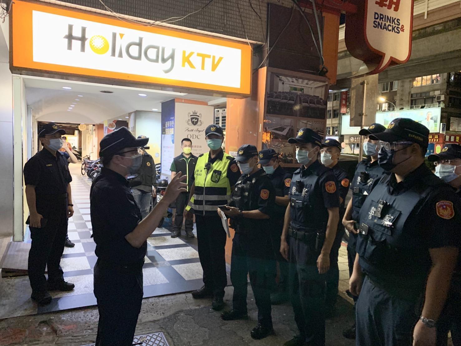 松山警分局長陳昭甫帶隊稽查轄區內的KTV業者。(松山分局提供)