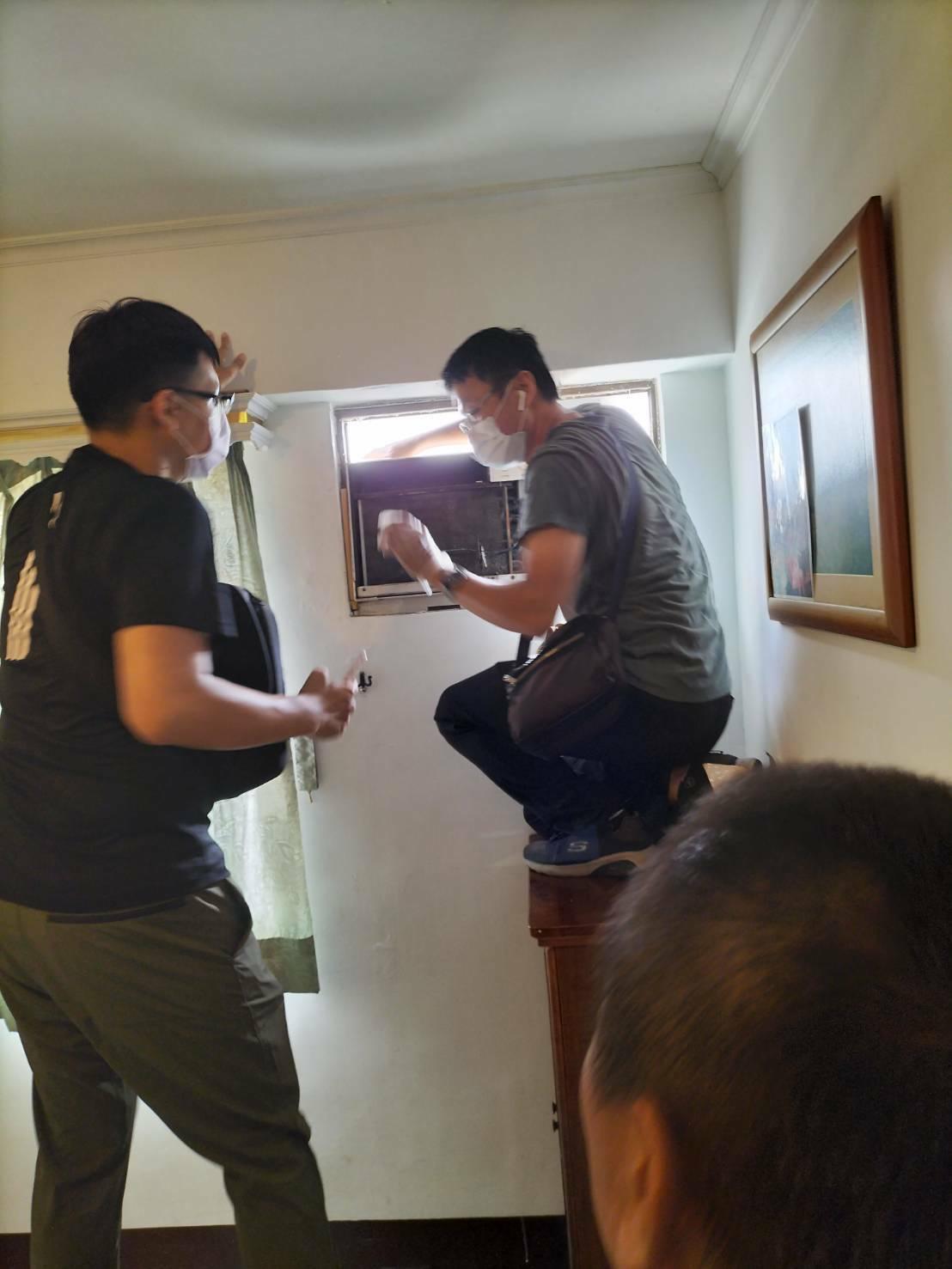警消用繩索從冷氣孔救援黃男。（警方提供）