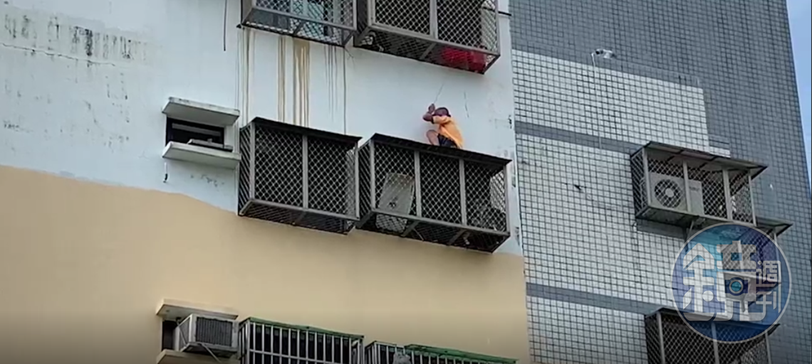 黃男當「蜘蛛人」躲避警方追緝，卻蜷縮在6樓屋簷上。
