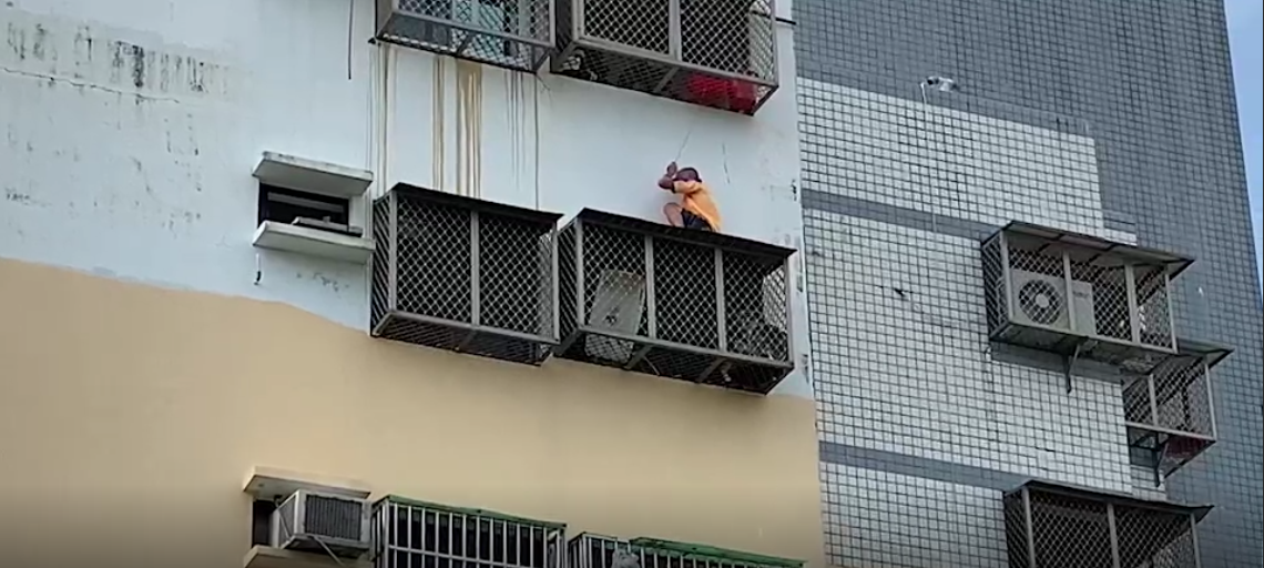 黃男當「蜘蛛人」躲避警方追緝，卻蜷縮在6樓屋簷上。