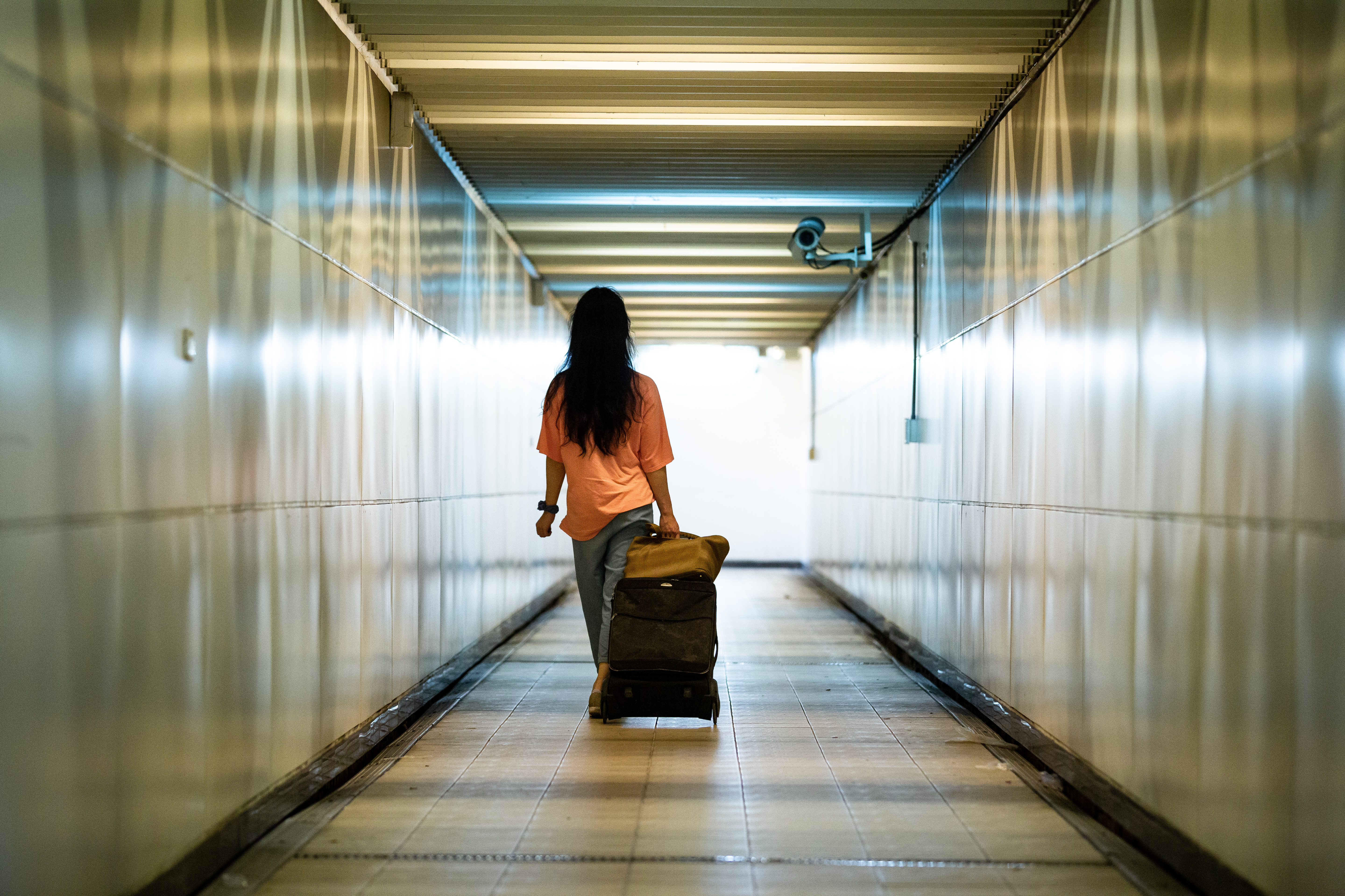 這些年，小E認真學習怎麼做個女性，注意著穿著，打扮跟每個小動作，渴望完全變更為女性。